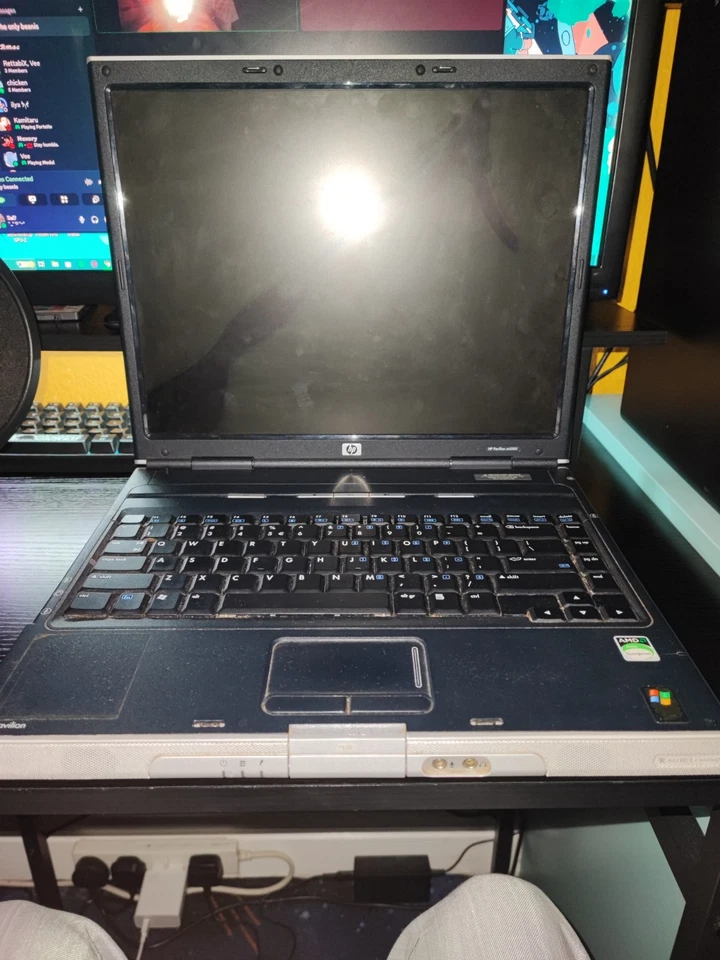 HP Pavilion ze2000 Vintage Win XP Retro Gaming Laptop(needs battery and charger) - Image 2 of 2