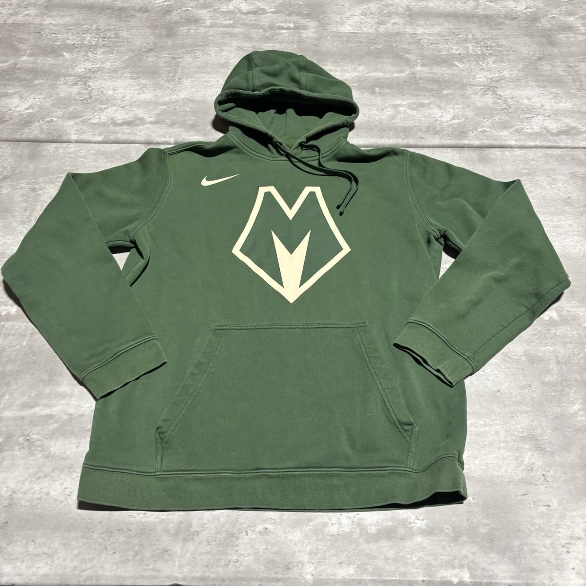 nike men's milwaukee bucks pullover hoodie