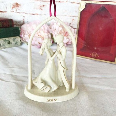 NEW-LEN0X-BRIDE-AND-GROOM-HANGING-FIGURINE-2002-GOLD-HANGER