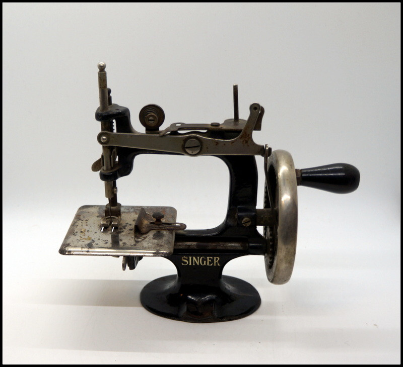 Antique Early 1900s Singer SewHandy Hand Crank Miniature Sewing