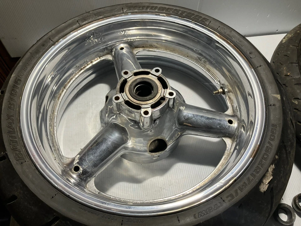 1997 Suzuki GSXR 750 Wheel Set (Needs Tire, Chrome Flaking Alittle ) (OEM) Foto 2 de 4