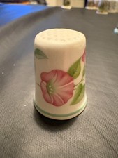 THIMBLE COLLECTORS CLUB, COUNTRY GARDEN BY ROYAL WORCESTER, ENGLAND