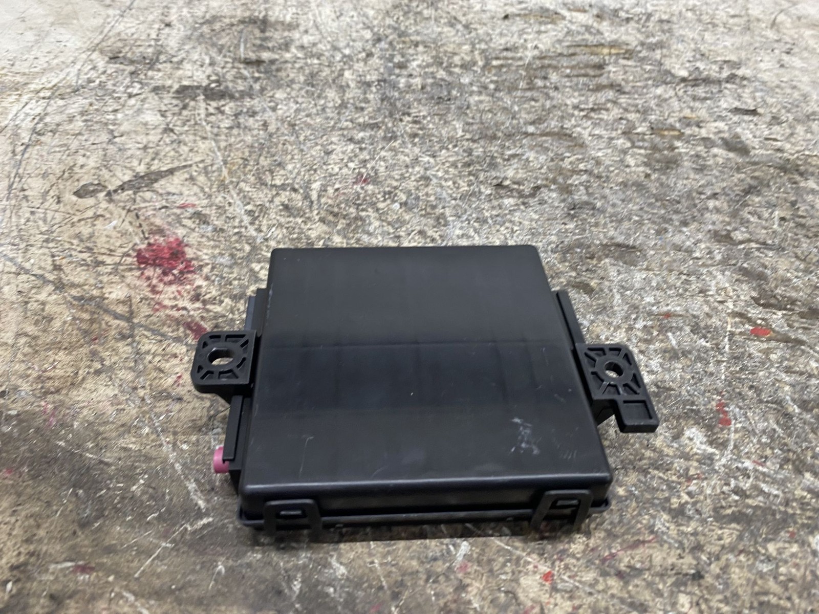 2017-2022 MASERATI LEVANTE OEM KEYLESS ENTRY CONTROL MODULE P670153633