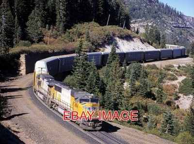 PHOTO  USA RAILWAY UP 4594 & 9725 EASTBOUND AUTO-RACKS AT SHED 47 DONNER PASS. 8