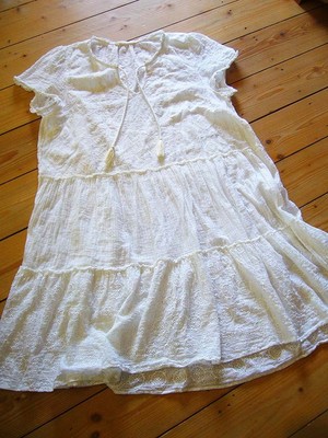 Süßes Volantkleid von Odd Molly, weiß, Lochstick, Henley, Bommel, Gr. 4