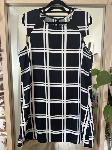 LUVALOT Black & White Shift Dress Size 10 ~ Geometric Print Bold Shoulders Mini