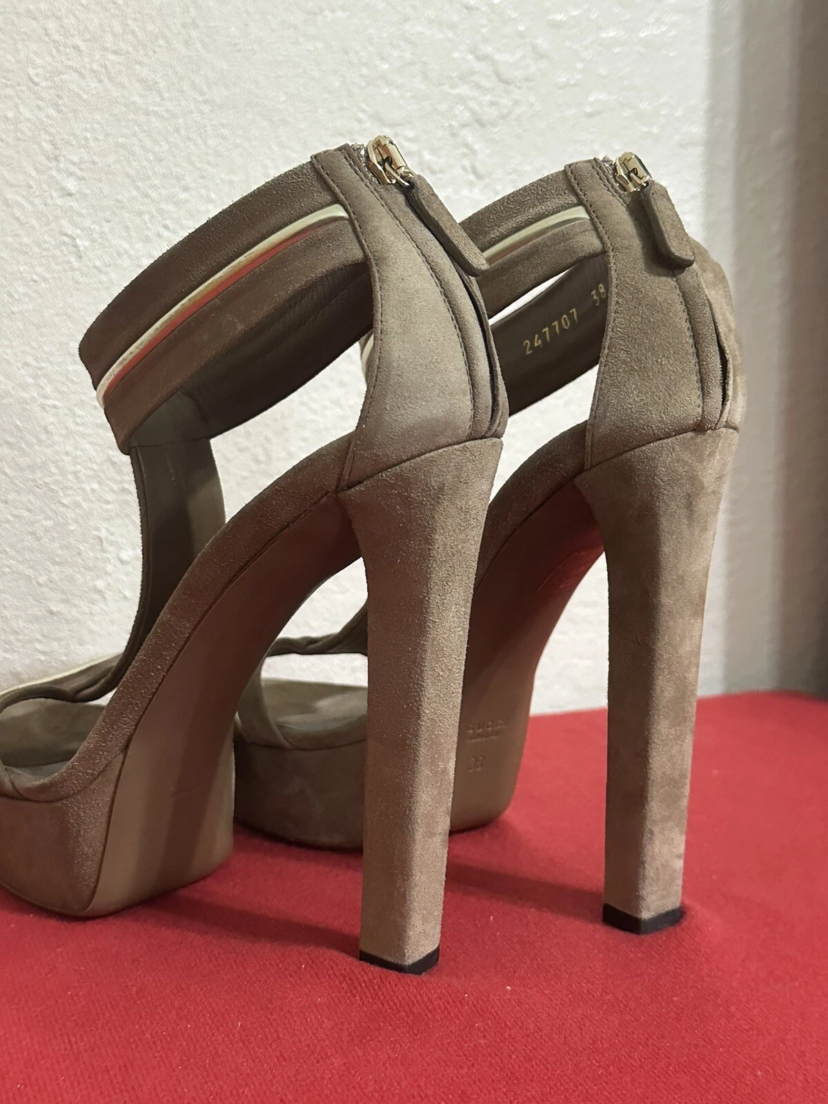 Sandales Gucci femme pointure 38 daim à lanières en T