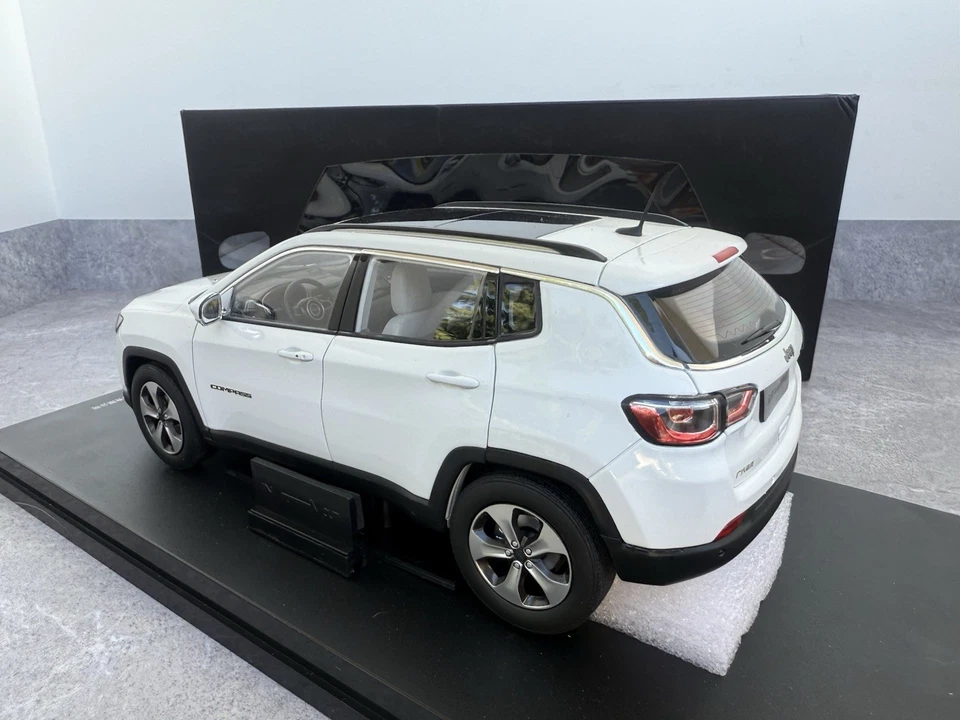 Jeep Compass 1/18 - Immagine 3 di 4