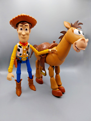 Mattel GDB91 - Toy Story 4 2er-Pack Woody & Bully Abenteuerset