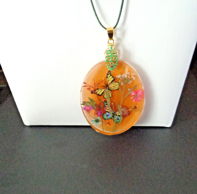 Artisan crafted, 2 1/2'' resin oval pendant with butterflies and flowers 26  leat