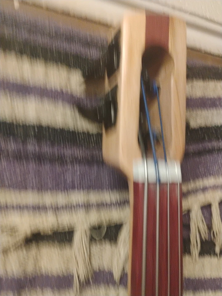 Baixo sem trastes destro 4 cordas alça coração roxo EUB Wishbass escala 42" - Imagem 4 de 4