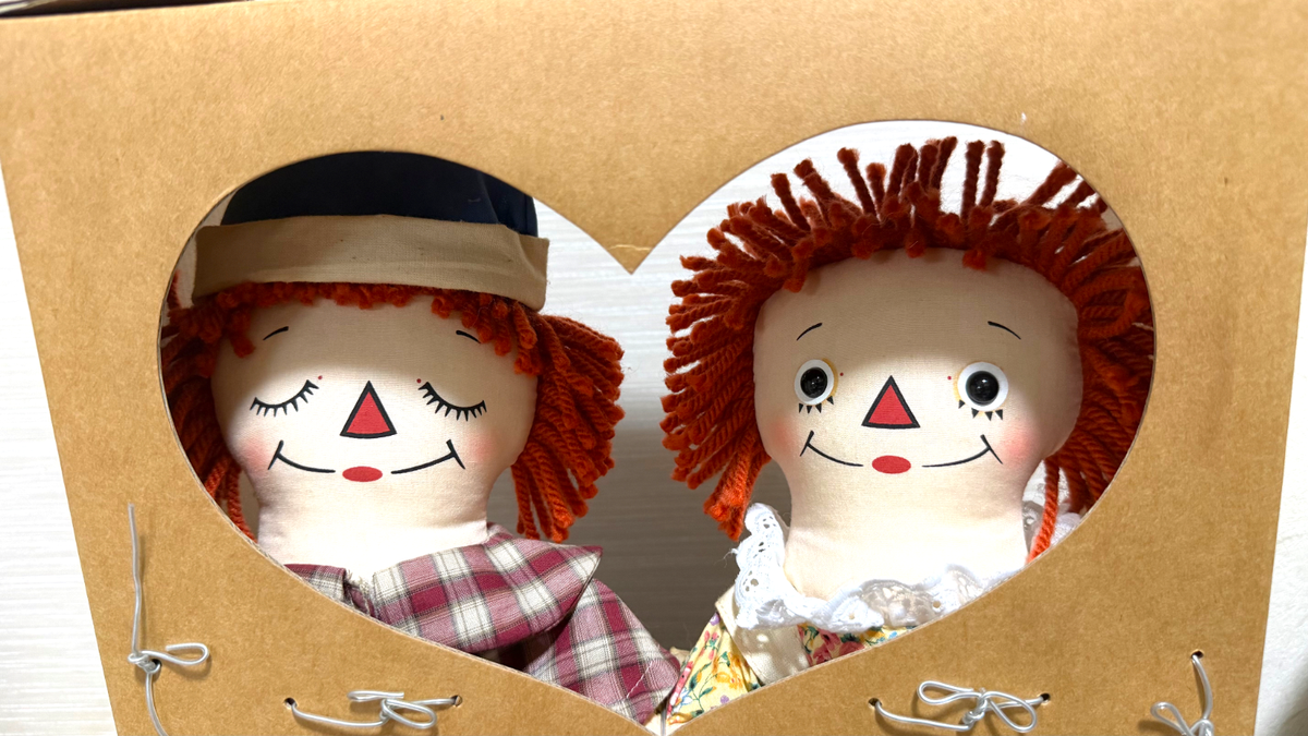 Raggedy Ann & Andy Camel with Wrinkled Knees 2002 Festival in