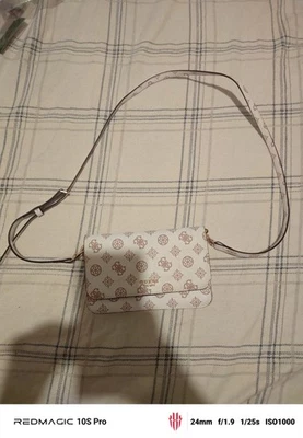 sac à main Guess portefeuille et porte téléphone inclus - Photo 1/4