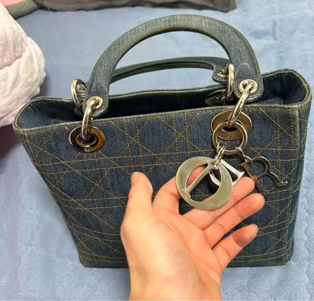 Sac à main fourre tout CHRISTIAN DIOR denim Lady Dior cannage bleu foncé authentique 202501M