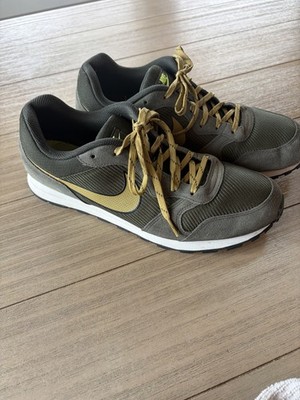 Nike MD Runner 2 SE sneakers green Mens Sz 11 Excellent Condition