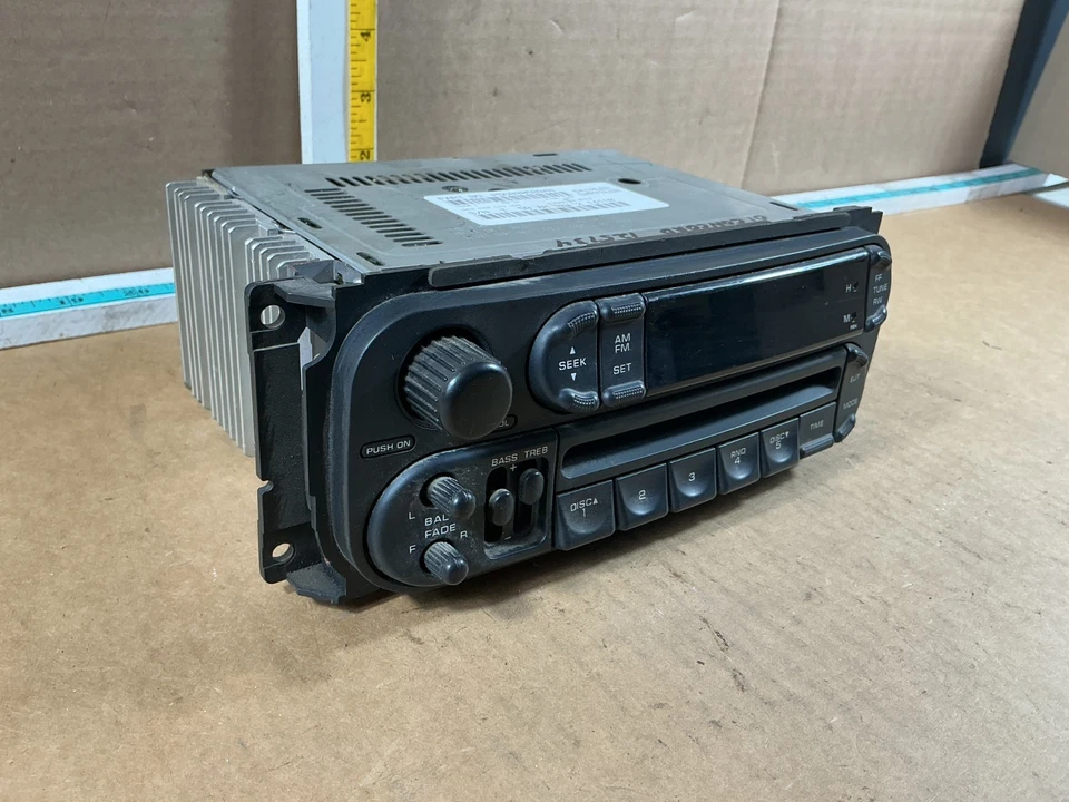 Chrysler Concorde 2002-2004 receptor de radio reproductor de CD P56038589AN OEM Foto 3 de 4