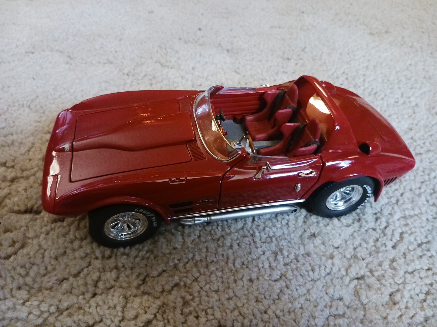 Road Signature Chevy Corvette Grand Sport 1/18 Scale Model Car