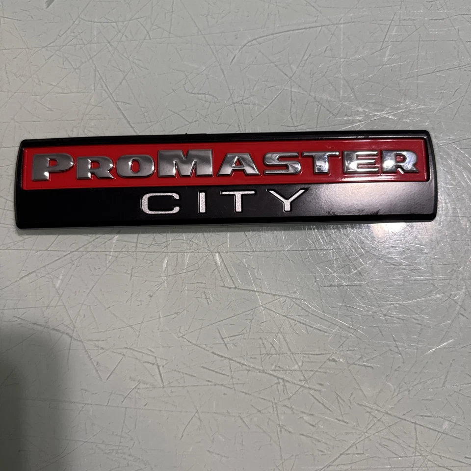 Placa de identificación emblema puerta trasera RAM ProMaster City 2015-2022 OEM 68235560AA Foto 2 de 4