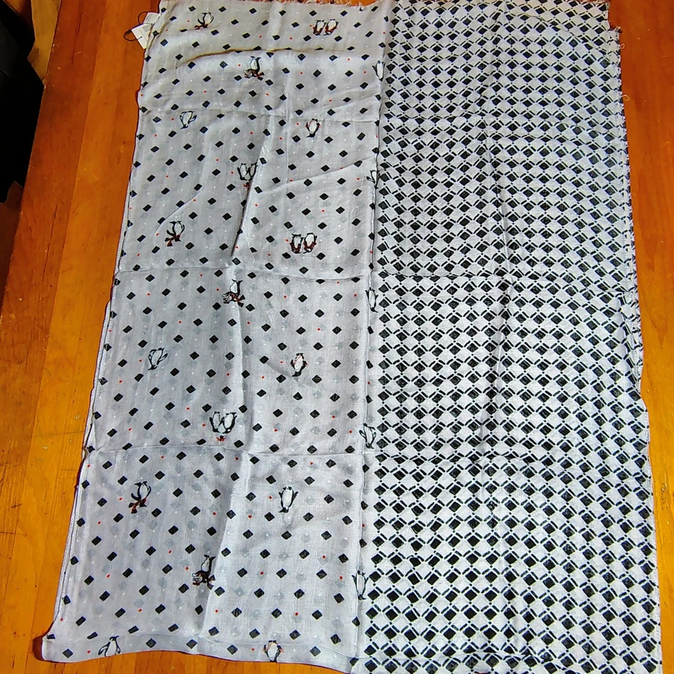 Bufanda para mujer Vera Bradley Playful Penguins gris con flecos suaves Foto 2 de 4