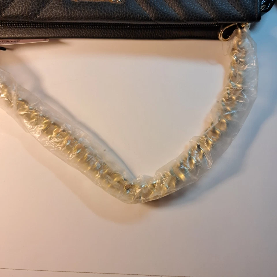  Bandolera Victoria's Secret acolchada de cuero con correa de cadena Foto 3 de 4