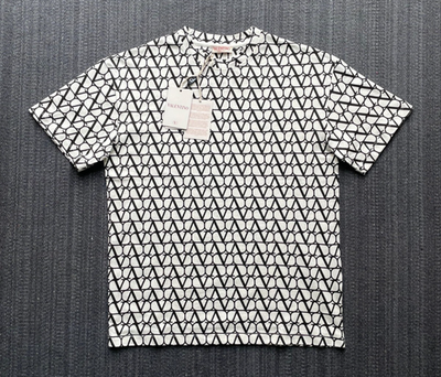 VALENTINO VLTNロゴ入り フラワープリントTシャツ L VALENTINO VALENTINO VLTNロゴ Tシャツ VLTNロゴ入り フラワープリント