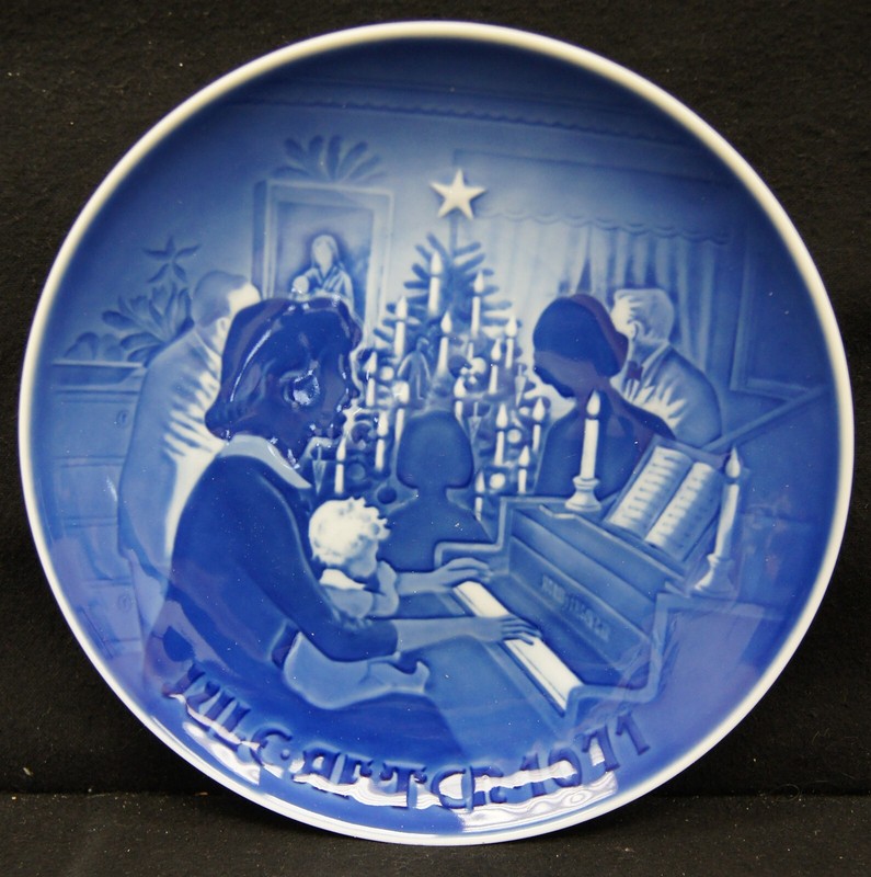 BING & GRONDAHL B&G 1971 Annual Plate 7.25" Christmas At Home
