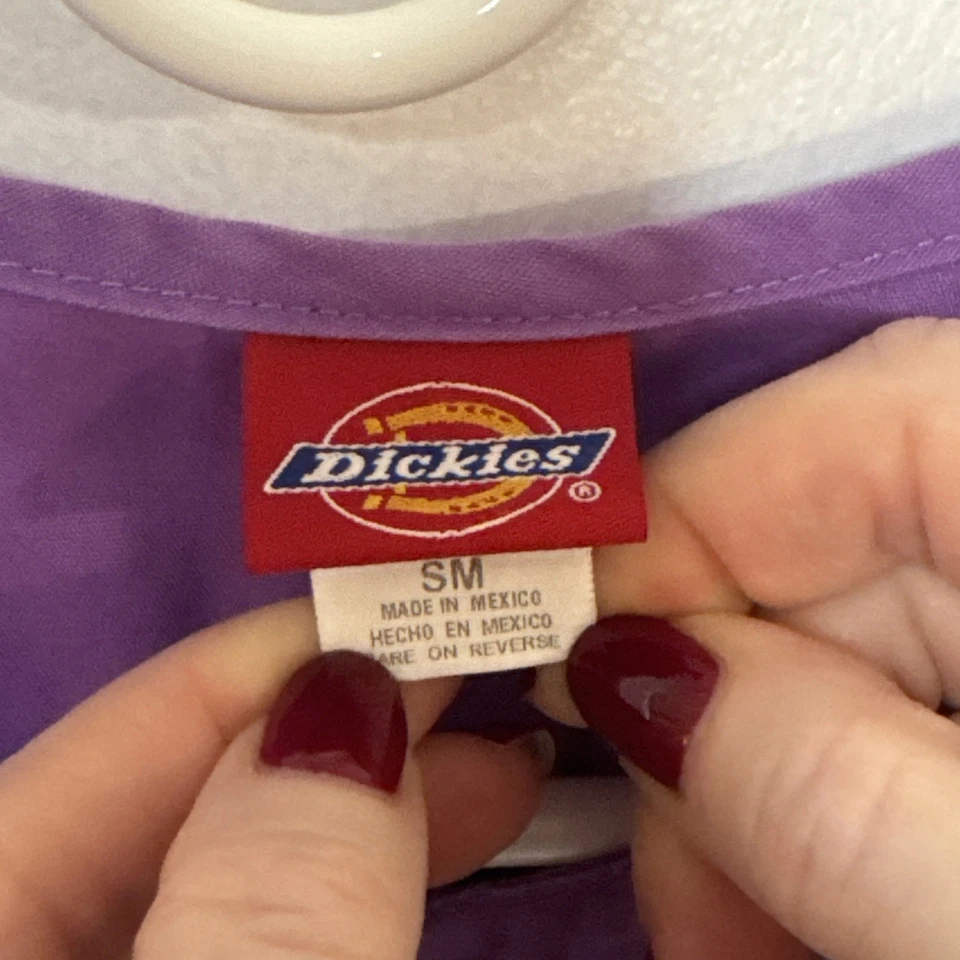 Conjunto Médico Dickies - Chaqueta Púrpura (S), Top Estampado (M), Pantalones (L) - Usado Bueno Foto 3 de 4