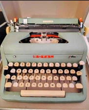 Royal Quiet de Luxe Portable Typewriter Vintage