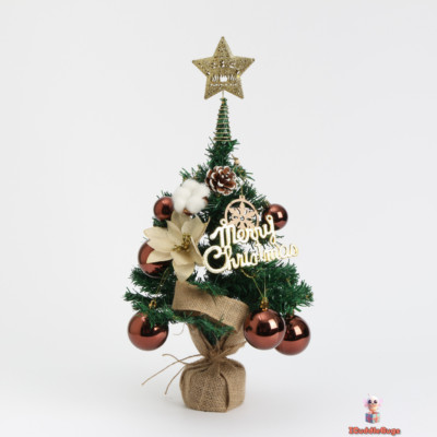 Festlicher Mini Weihnachtsbaum mit Ornamenten