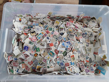 Scatola di francobolli di tutto il mondo. Circa 9- 10000 francobolli senza carta e blocchi, lettere,