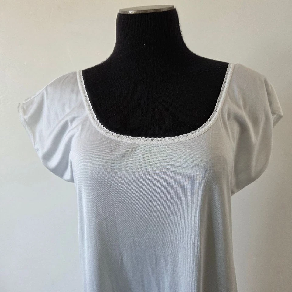 Blanco Satén Maxi Largo Slip Cap Manga Encaje Borde Templo Ordenanza Bolsillo Pequeño Foto 3 de 4