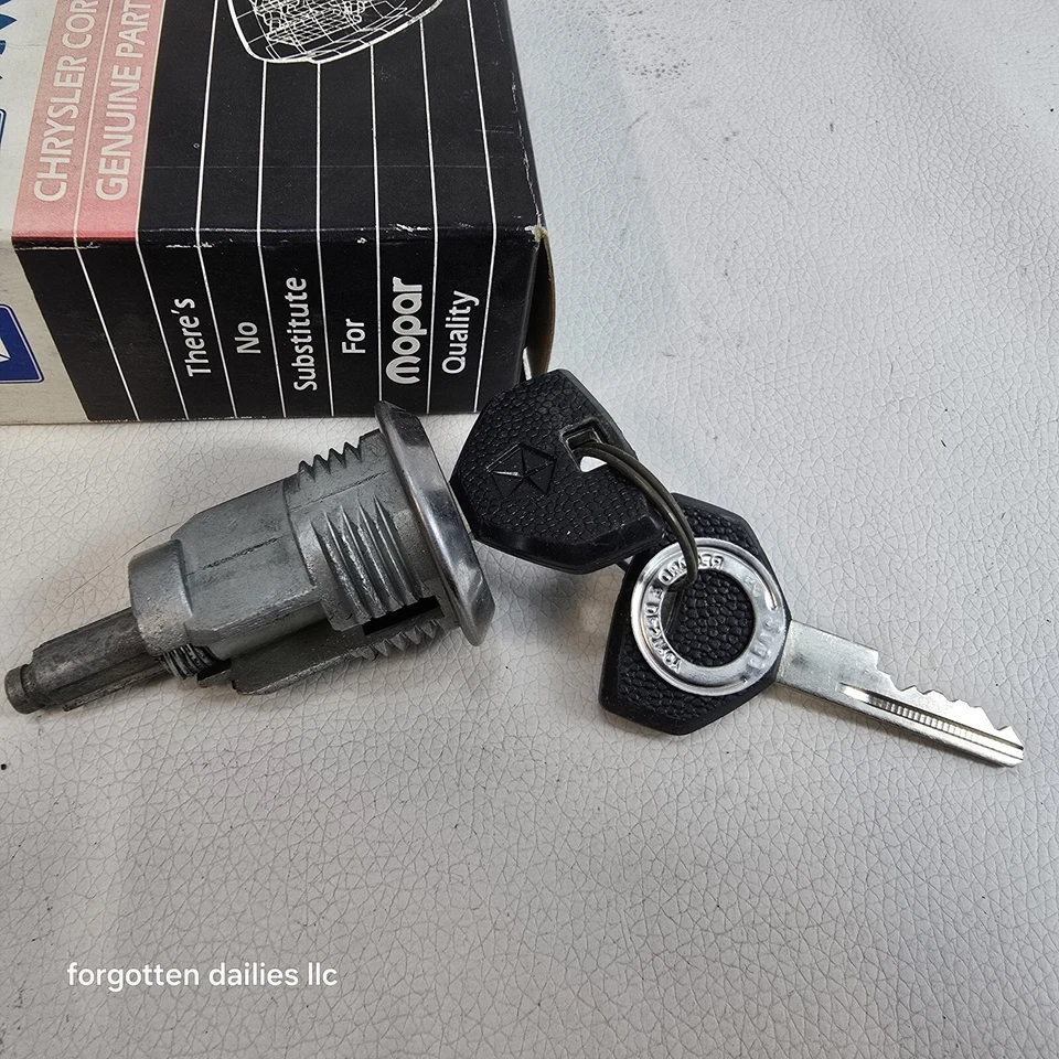 Цилиндр замка зажигания Dodge Chrysler Plymouth новый из старых запасов 4378175 - Изображение 2 из 4