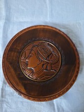 ASSIETTE DECORATIVE EN BOIS, MÉDAILLON EN CUIVRE REPOUSSÉ,  BIGOUDENNE, 1958