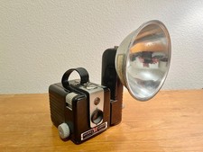 EASTMAN KODAK BROWNIE HAWKEYE CAMERA FLASH MODEL VINTAGE UNTESTED