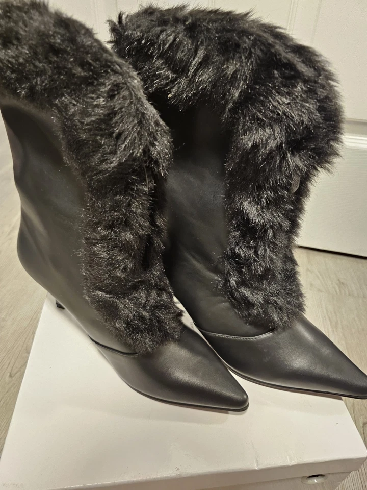 Botas Ashro couro sintético preto meia panturrilha com acabamento de pele sintética tamanho 9W - Imagem 2 de 4