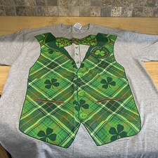 Fake Tuxedo Vest Green Irish Shamrocks St Patrick's Day Bow Tie Buttons T-Shirt