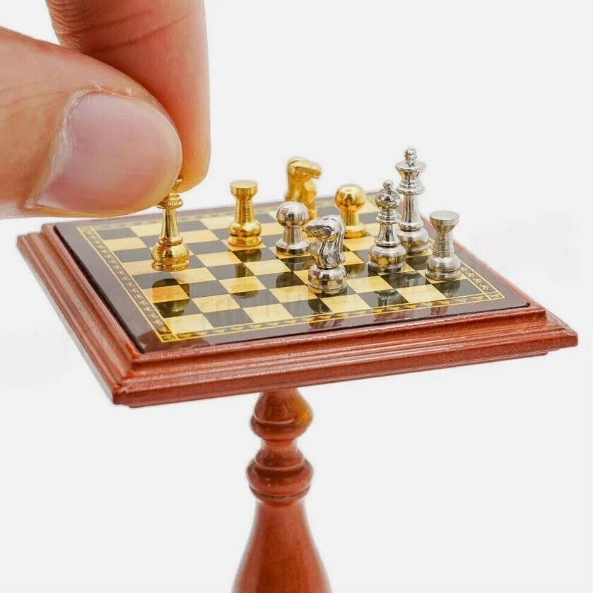 Juego de mesa de ajedrez miniatura para casa de muñecas escala 1:12 accesorios tablero de ajedrez miniatura Foto 4 de 4