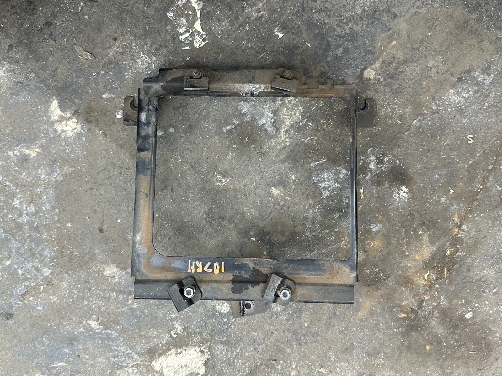 2014 AUDI R8 ECM ECU PCM RIGHT LOWER BRACKET MOUNT OEM 420 907 462 B