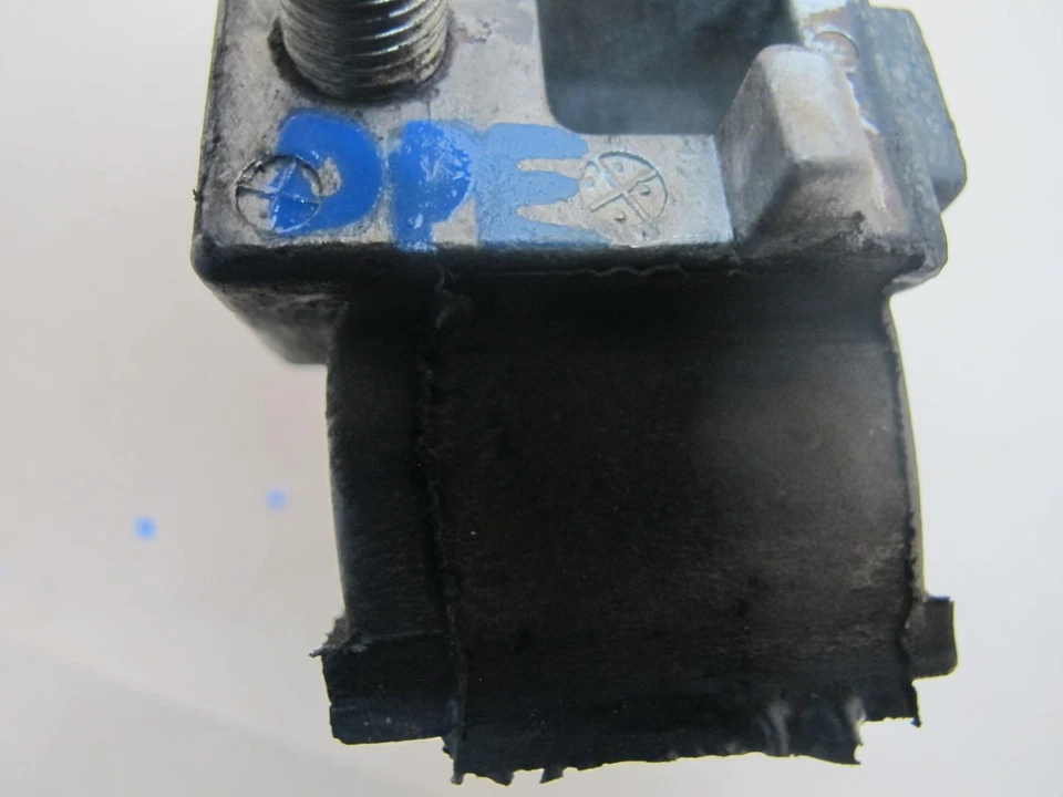 1983 PORSCHE 928 S REAR LEFT & RIGHT AUTOMATIC TRANSMISSION MOUNT SUPPORT SET - Image 2 of 4