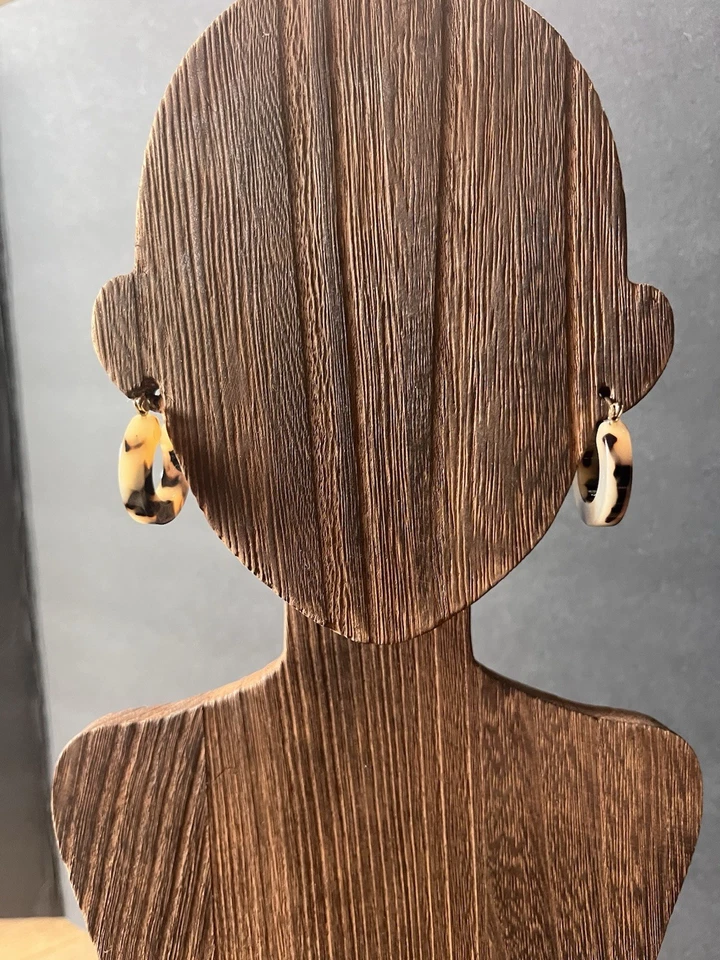 Tortoise Shell Hoop Earrings Acrylic Resin Gold Tone Snap Closures Elegant - Image 3 of 4