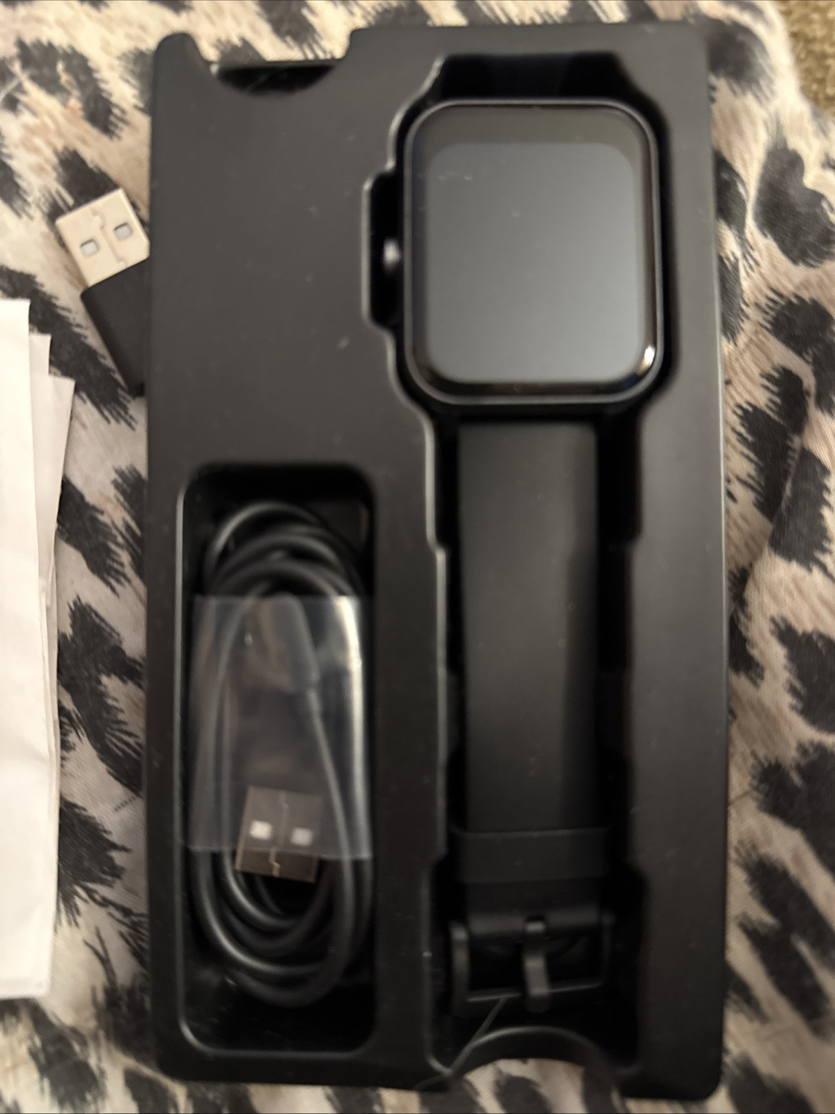 LIVIKEY Smartwatch with Fitness Tracking & Notifications