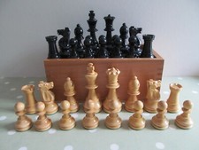 VINTAGE WOODEN WEIGHTED CHESS SET COMPLETE IN WOODEN BOX 84mm KING - LARDY ?
