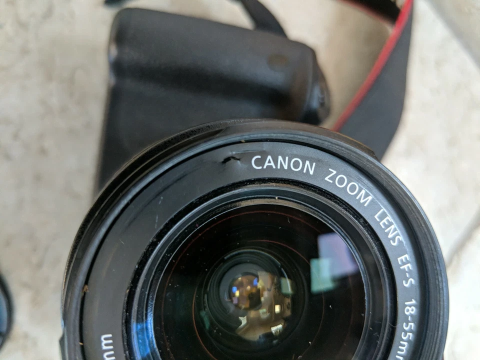 Cámara réflex digital Canon EOS 700D 18MP con lente 18-55 y bolsa 100EG Foto 4 de 4