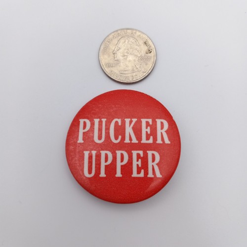 Distintivo spilla vagabondo vintage Pucker superiore pulsante divertente bacio acido civettuolo - Foto 2 di 4