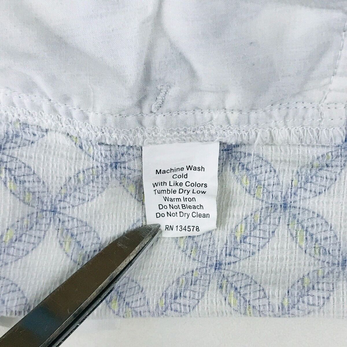 Vineyard Vines Women's 0 Shorts White Blue Geometric Leaf Vineyard Vines Women's 0 Shorts White Blue Geometric Leaf