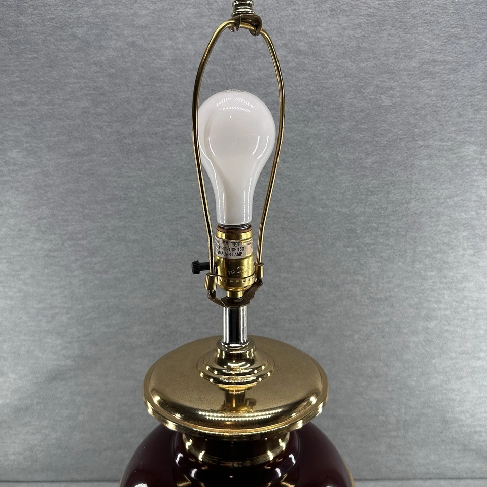 ORE INTERNATIONAL - Lámpara de mesa de cerámica en forma de urna de 30" borgoña con oro Foto 4 de 4