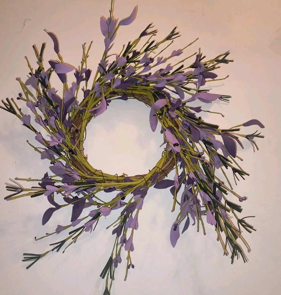 Corona Buttercup de lavanda y púrpura de 22 pulgadas Foto 2 de 4