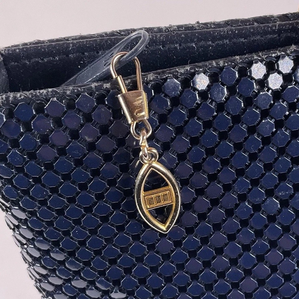 Cartera de mano vintage de los años 70 para mujer de malla y lentejuelas azul con asas de metal dorado Foto 3 de 4