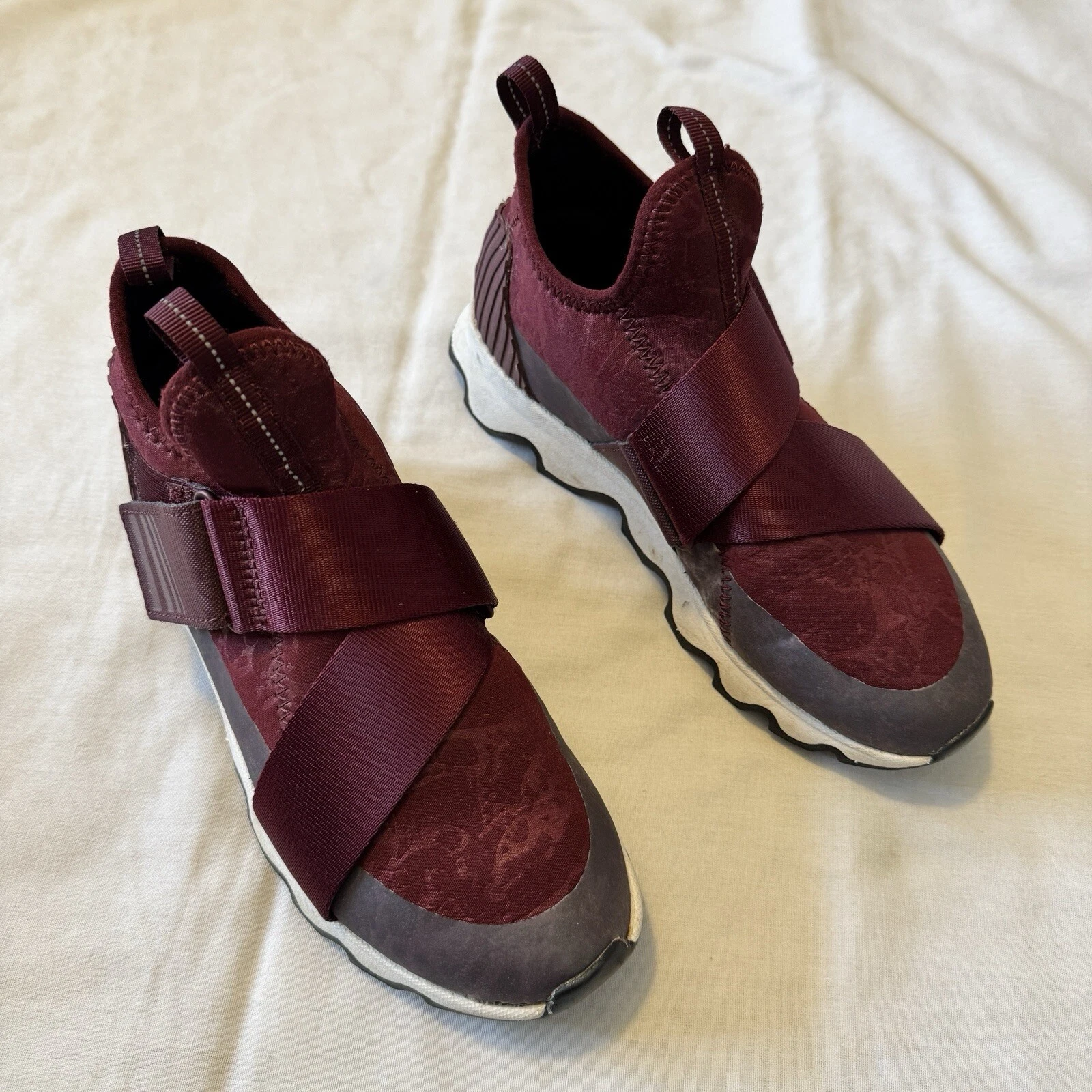 sorel kinetic laceless seat belt strap athletic shoes