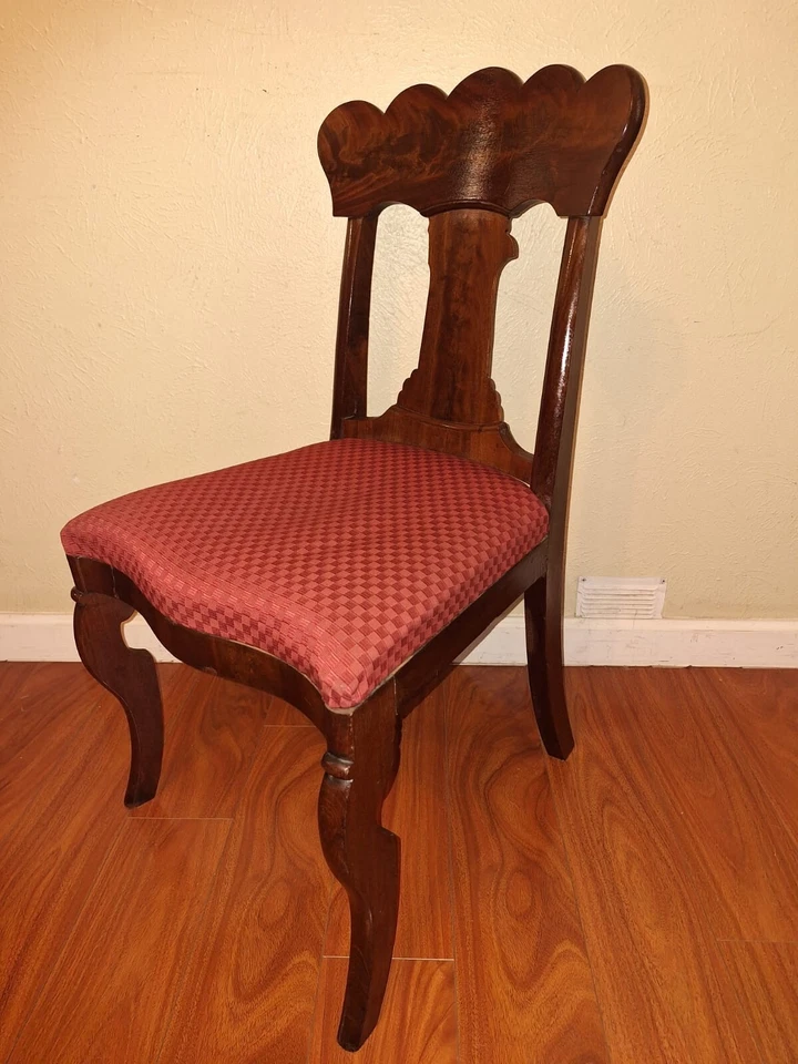 Silla auxiliar antigua tallada en caoba llama de la Guerra Civil Foto 2 de 4